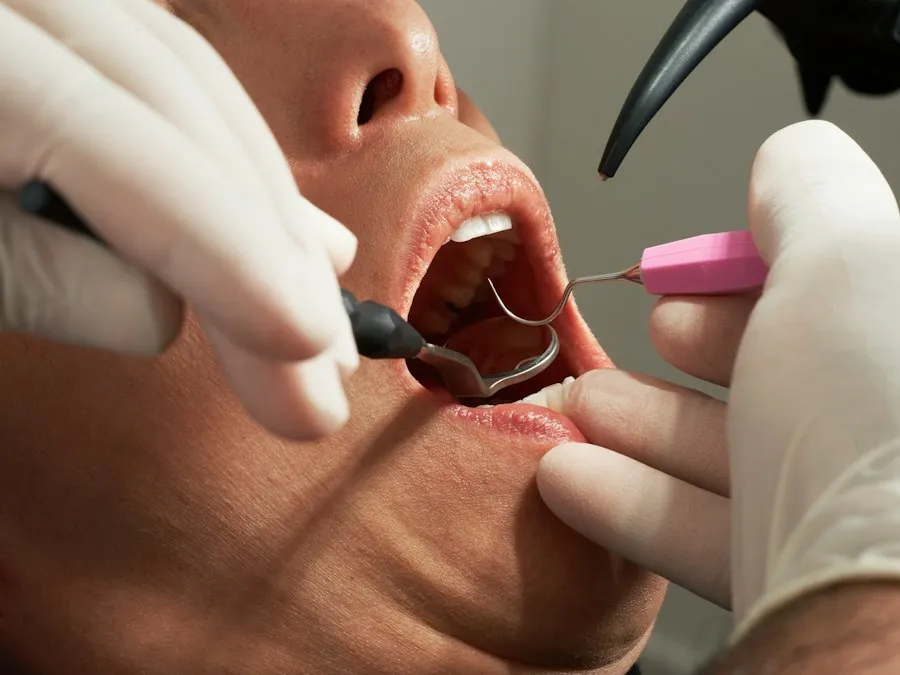 Photo common dental floss mistakes
